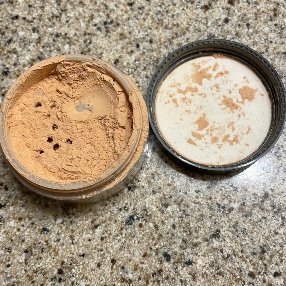 Kat Von D lock-it brightening powder color peach
